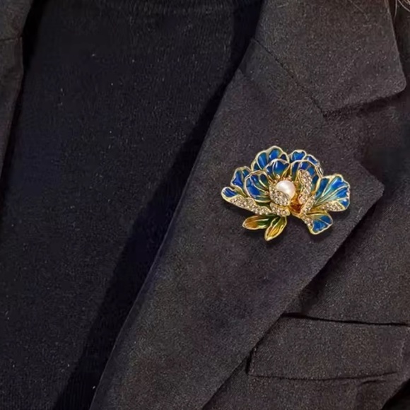 Blue Lotus Floral Pearl Brooch - Picture 5 of 7